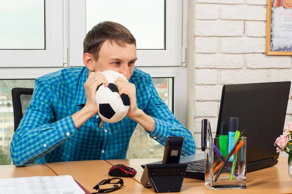 Um trabalhador de escritório assiste futebol no local de trabalho — Fotografia de Stock