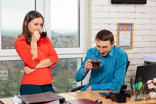 Funcionários do escritório bebendo chá no trabalho — Fotografia de Stock