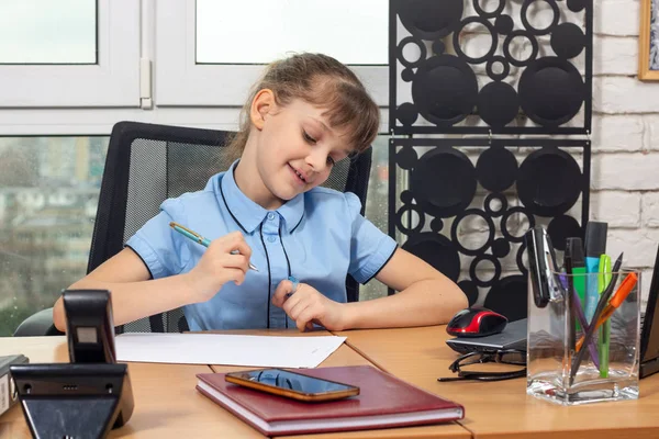 Åttaårig flicka gläds efter att ha undertecknat ett annat dokument — Stockfoto