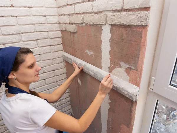 Plasterer applies a horizontal line with a pencil on the wall using aluminum rule — Stock Photo, Image