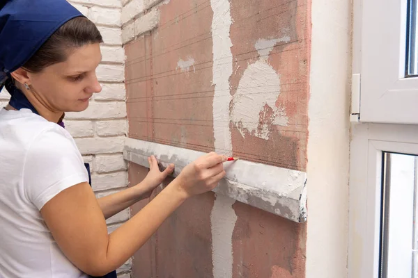 Girl lining a wall to imitate brickwork — Stock Photo, Image