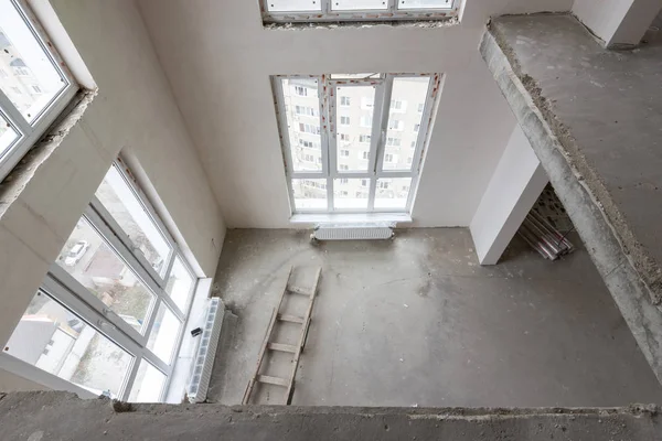 Vista desde el segundo piso hasta el primer piso en un apartamento de dos pisos en un edificio nuevo — Foto de Stock