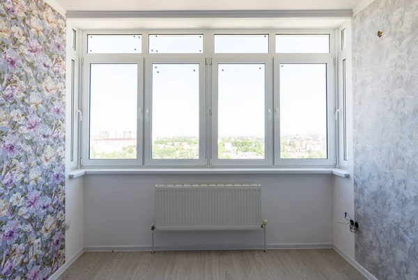 Nagyméretű ablak javítás után a szobában — Stock Fotó