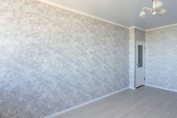 Egy üres, felújított szoba belseje, a TV falra akasztan — Stock Fotó