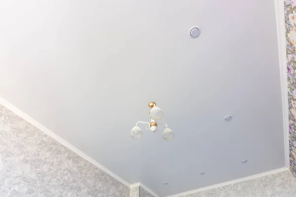 Протяните потолок в комнате с люстрой и прожекторами, с естественным освещением — стоковое фото