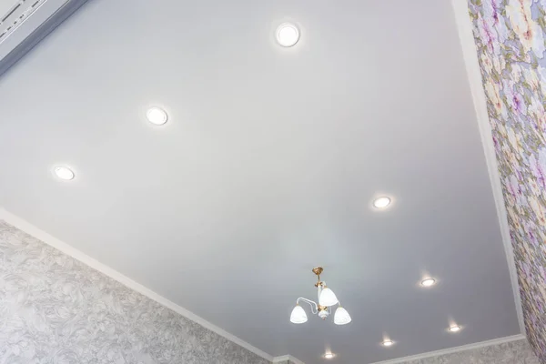 Контур натяжного потолка в комнате с люстрой и прожекторами — стоковое фото