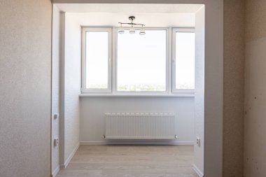 Balkonları ve mutfakları birleştiren yeniden geliştirme