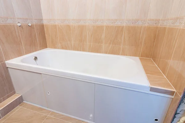 Petite salle de bain dans la salle de bain de l'appartement — Photo