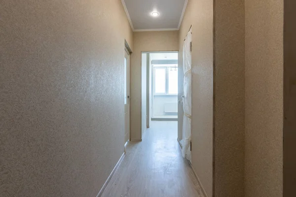 Langer Flur in der Wohnung — Stockfoto