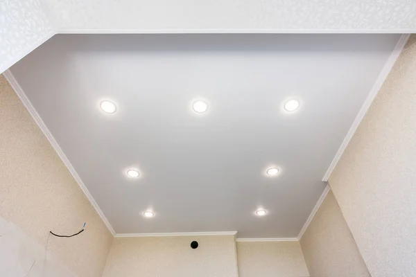 Stretch katto keittiössä asennettu ja mukana valonheittimet — kuvapankkivalokuva