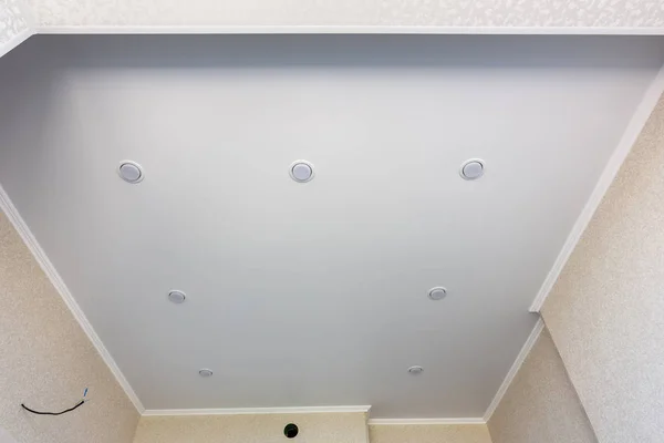 Растяжной потолок на кухне с прожекторами по периметру — стоковое фото