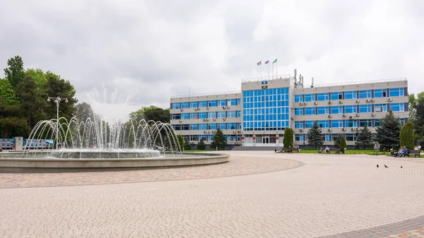 Anapa, Rusia - 13 de mayo de 2019: La plaza central con una fuente frente a la administración de Anapa —  Fotos de Stock