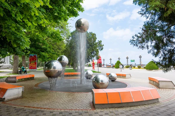 Anapa, russland - 13. Mai 2019: Brunnen "Perle von anapa", installiert auf dem zentralen Damm von anapa — Stockfoto