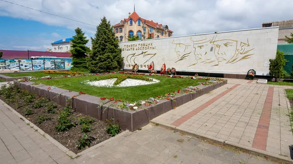 Анапа, Росія-13 травня 2019: Масові могили 45 радянських солдатів, Анапа, перетин Леніна і радянських вулиць. Росія — стокове фото
