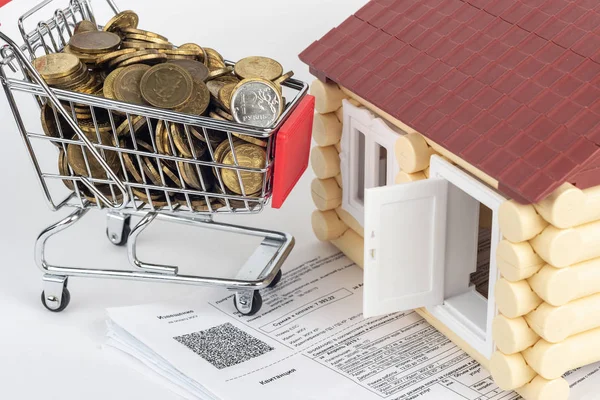 Trolley with money on the bills for the apartment, in front of the door to the house — Stock Photo, Image