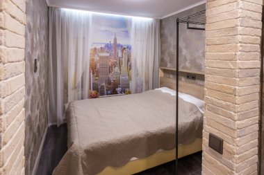 Anapa, Rusya - 27 Haziran 2019: Otel odasında küçük bir yatak odasının parçası