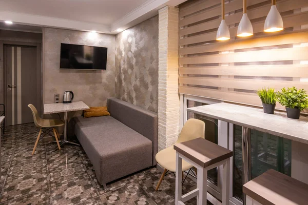 A belső tér egy kis nappali a szállodai szobában, konyhával kombinálva — Stock Fotó