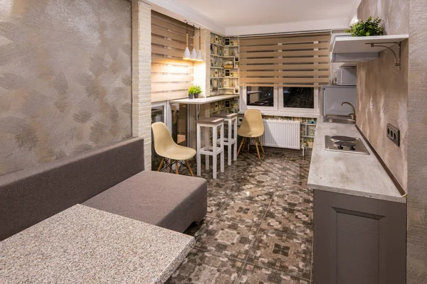 Anapa, Ryssland-27 juni 2019: interiör kombinerat litet vardagsrum och kök — Stockfoto
