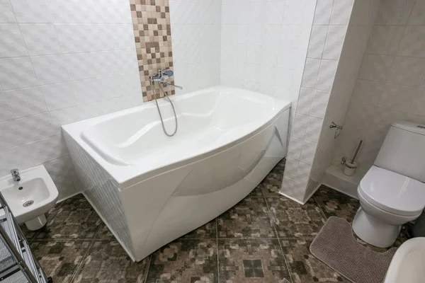 Интерьер большой ванной комнаты в сочетании с туалетом — стоковое фото