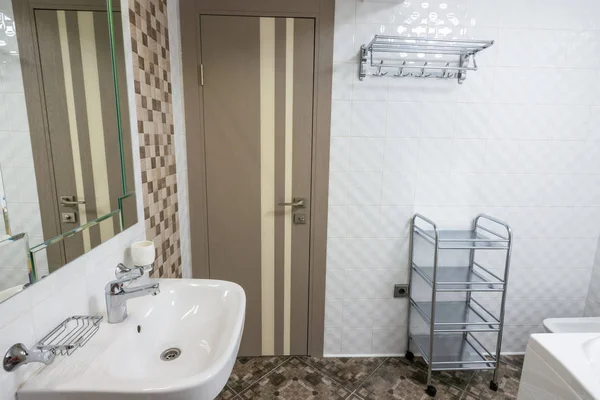 Интерьер большой ванной комнаты, вид на вход — стоковое фото