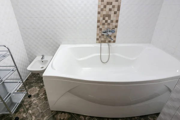 Bathroom interior with a huge bathroom — Stock Photo, Image