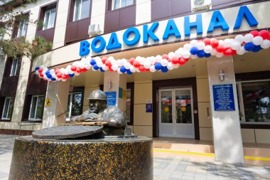 Anapa, Rusya - 1 Mayıs 2019: Anapa, Rusya'daki su hizmetleri binasının merkezi girişindeki 