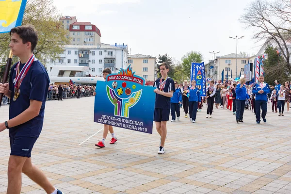 Anapa, Rusia - 1 de mayo de 2019: Manifestación festiva del Primero de Mayo con un cartel "MAO TO DYuSSh? 10" en la ciudad turística de Anapa — Foto de Stock