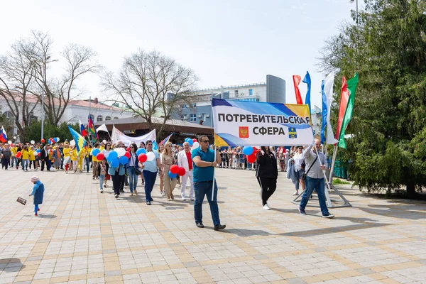 Anapa, Rusia - 1 de mayo de 2019: Manifestación del Primero de Mayo con una pancarta "Sector Consumidor" en la ciudad turística de Anapa — Foto de Stock