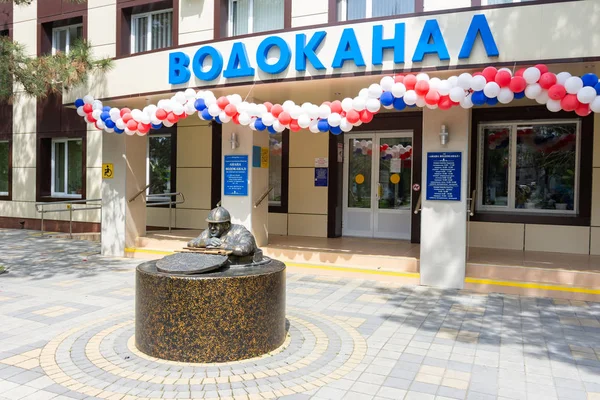 Anapa, Rusia - 1 de mayo de 2019: Monumento a la plomería "Bronzi Petrovich" en la entrada central del edificio de servicios públicos de agua en Anapa, Rusia — Foto de Stock