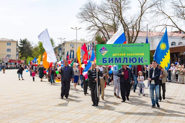 Anapa, Rusia - 1 de mayo de 2019: Manifestación festiva del Primero de Mayo con un cartel "Sanatorio infantil" Bimlyuk "" en la localidad turística de Anapa — Foto de Stock