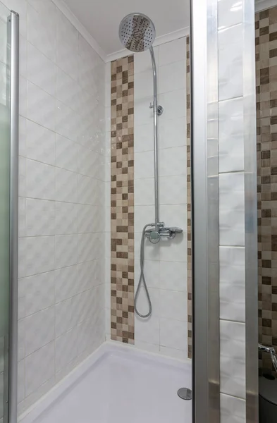 ホテルの部屋にシャワーを浴びる — ストック写真