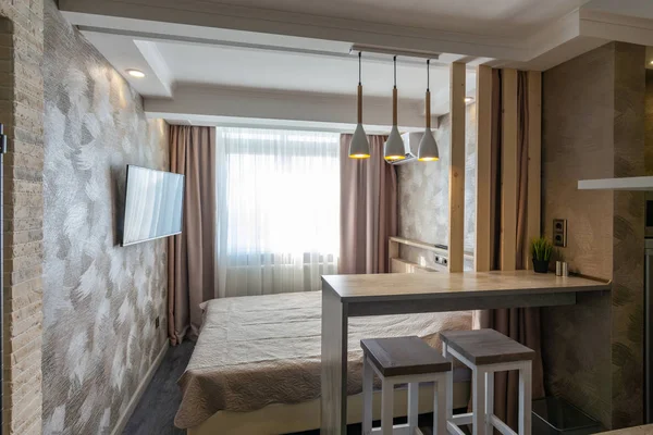 A szállodai szoba, ágy és bár belseje — Stock Fotó
