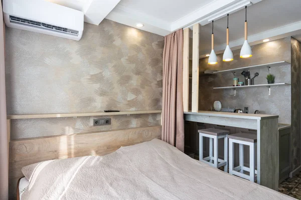 Вид на кровать, бар и кухню в маленьком гостиничном номере — стоковое фото