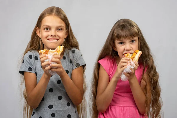 Deux filles sont drôles manger du pain — Photo
