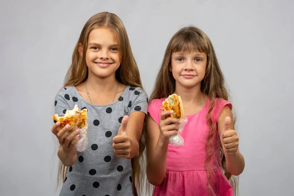 两个女孩吃面包和表演类 — 图库照片