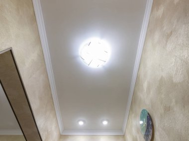 Uzun bir koridorda yanlış tavan parçası