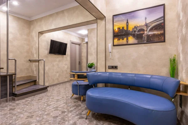 Anapa, Oroszország-július 26, 2019: tágas előszoba többszintes apartmanban — Stock Fotó