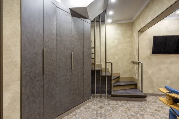 2階に大きなクローゼットと階段を備えた室内廊下 — ストック写真