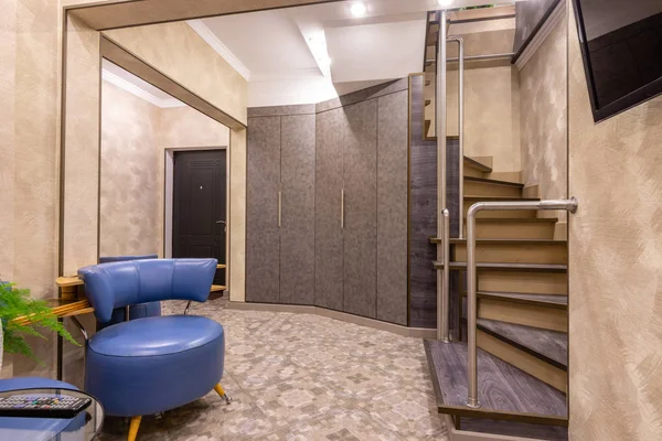 Интерьер просторный коридор с лестницей на второй этаж — стоковое фото