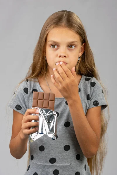 The teen girl got chocolate teeth — Stock Photo, Image