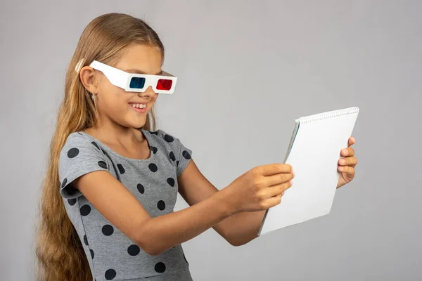 Dziewczyna patrzy na kolorowe okulary 3D wykonane przy użyciu technologii anaglif okularów 3D — Zdjęcie stockowe