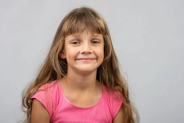 Retrato de uma bela menina europeia alegre de oito anos — Fotografia de Stock