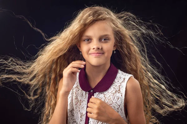 Портрет девушки с развивающимися волосами — стоковое фото