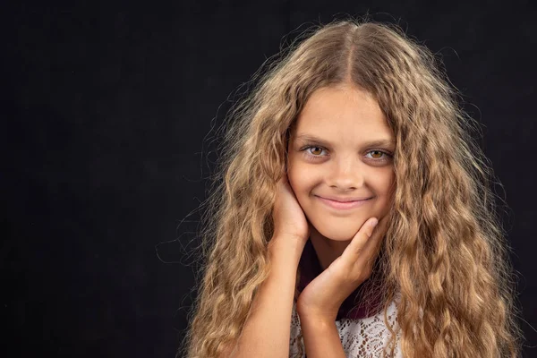 Close-up portret van een vrolijke tien jaar oud meisje op zwarte achtergrond — Stockfoto