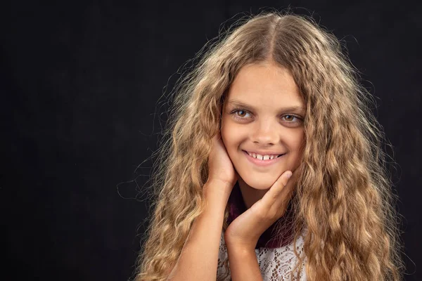 Close-up portret van een vrolijke tien jaar oud meisje die kijkt links — Stockfoto