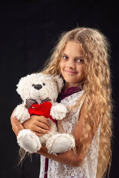 Портрет девочки-подростка со старым игрушечным медведем — стоковое фото