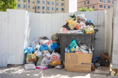Anapa, Rusya - 30 Haziran 2019: Kalabalık çöp konteyneri, yakındaki çöp paketleri