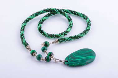 Doğal taşlardan ve doğal taşlardan yapılmış el yapımı boncuk kolye