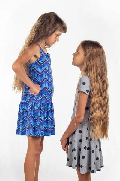 Deux filles de taille différente, l'une d'elles se tenait sur une chaise pour être plus grande que l'autre — Photo