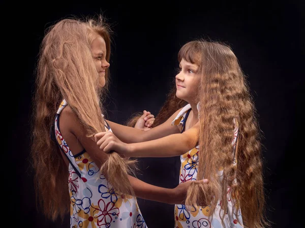 Menina agarrou outra garota pelo cabelo — Fotografia de Stock